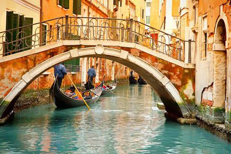 gondolas_canal_venice_italy_181365587_450